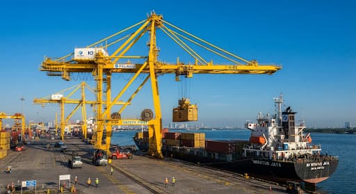 Tim inspeksi memakai helm keselamatan di area industri