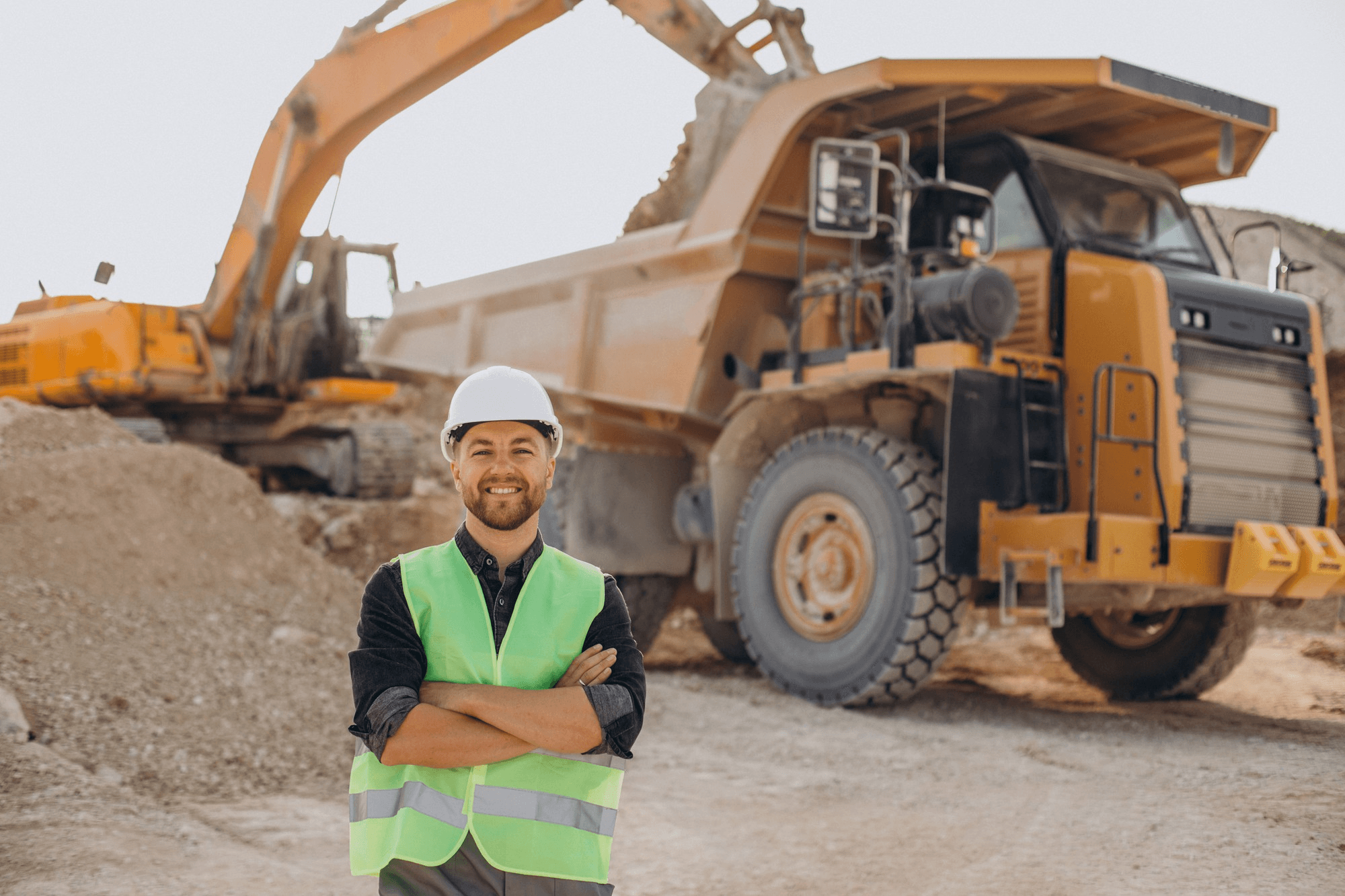 Operator berada di area alat berat untuk kebutuhan inspeksi K3